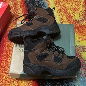 Boys Red Head Size 2 HIKING snow Boots excellent condition